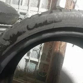265/40 R21