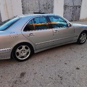 Mercedes-Benz E320 2001