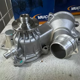Помпа BMW N62 Vaico