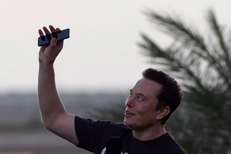 SpaceX тайно разработала свой гаджет: тоньше iPhone и на собственной ОС