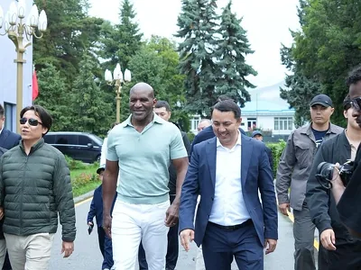 Ewander Holifild özi hakdaky filmi surata düşürmek üçin Gyrgyzystana geldi