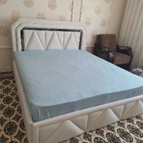 spalni krowat