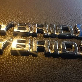 tayota camry hbrid znacok