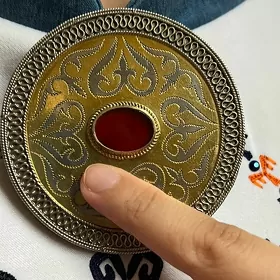 GYZYL ÇAÝYLAN KÜMÜŞ BROŞKA