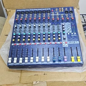 toy pult soundcraft EFX 8
