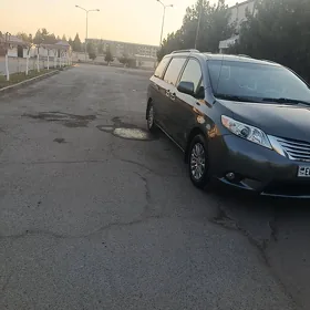 Toyota Sienna 2011