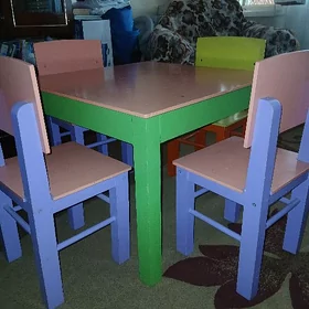 Стол и стулья детские.