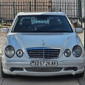 Mercedes-Benz E320 2001