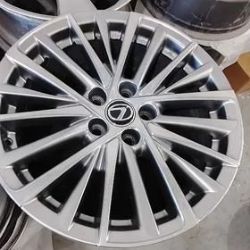 Leksus R18