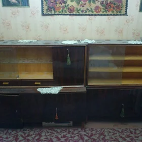 Полированный сервант