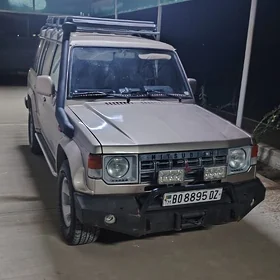 Mitsubishi Pajero 1990