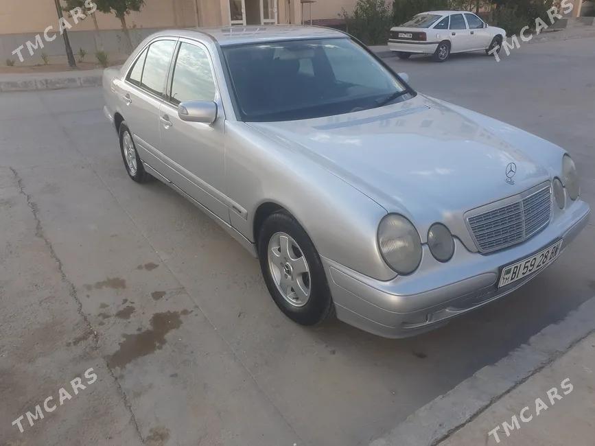 Mercedes-Benz E320 2001