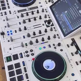 Dj pult DENON PRIME 4+
