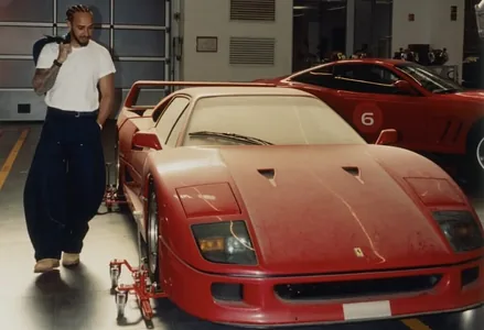 Хэмилтон исполнил свою детскую мечту и купил Ferrari F40: эта машина 30 лет пылилась в гараже