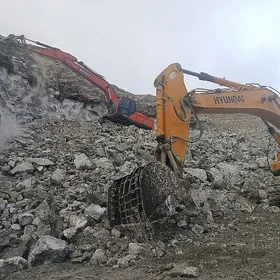 Caterpillar 390 Series 2011