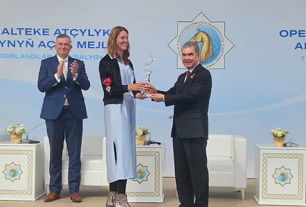 Гурбангулы Бердымухамедову вручили награду Европейской ассоциации ахалтекинского коневодства