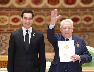 Сердар Бердымухамедов поздравил профессора Ивана Кузьмина с днём рождения