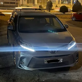 Toyota Sienna 2016