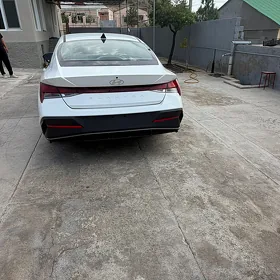 Hyundai Elantra 2024
