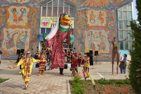 Türkmenistan Duşenbede geçiriljek halkara gurjak teatrlarynyň festiwalyna çagyryldy
