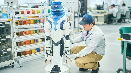 Toyota будут собирать роботы. Их учат работать по движениям опытных мастеров