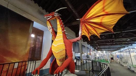 Самолет, лайнер, гигантский дракон: в Лиссабоне открылась огромная выставка LEGO