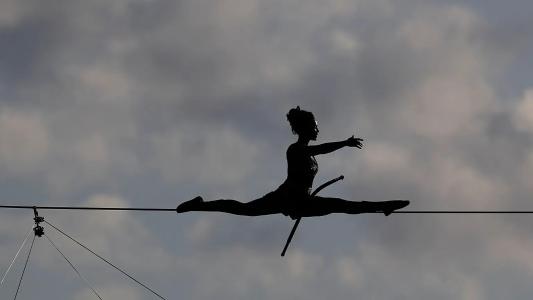Канатоходка прошла 400 метров между самыми высокими терриконами Европы