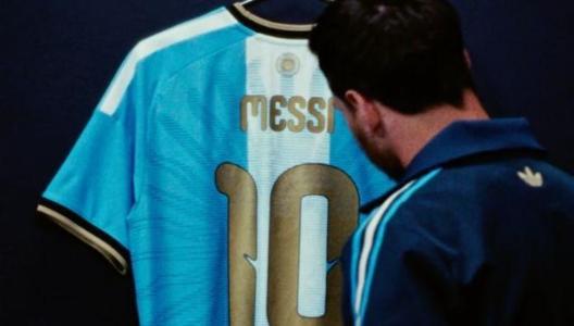 «Soňky duşuşyk… Köýnekçe ömürlik»: Messi hoşlaşyk oýny üçin eşigini görkezdi