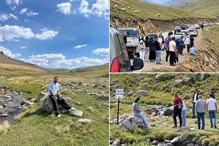 Türkiýede Salahyň oturan ýönekeý bir daşy ýüzlerçe adamy özüne çekip başlady