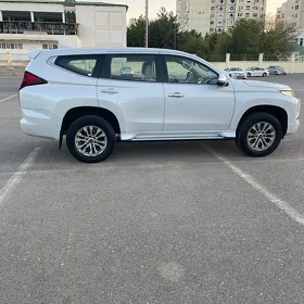 Mitsubishi Pajero 2020