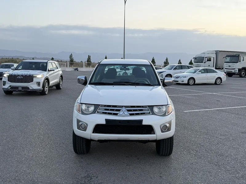 Mitsubishi L200 2011 - 1