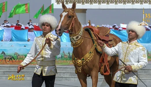 Президенту Туркменистана подарили ахалтекинского скакуна по кличке «Ватан»