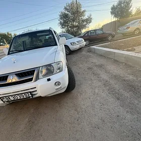 Mitsubishi Pajero 2004