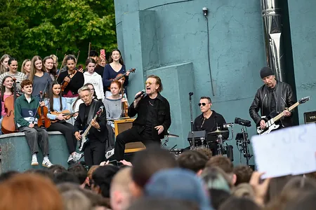 U2 отметили 50-летие секретным концертом в школе, где началась история группы