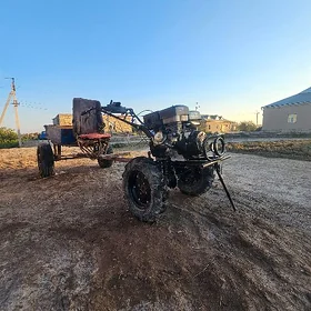 Ýer sürýän traktor