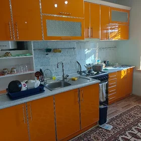 glans kuhnya garnitur