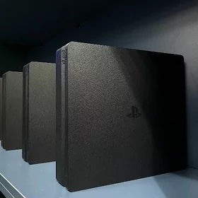 ➡️ PlayStation 4 slim ⬅️