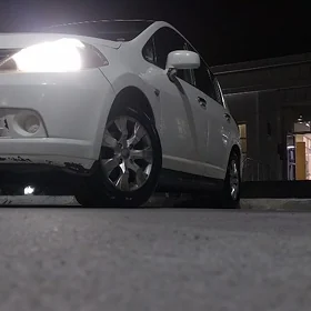 Nissan Tiida 2005
