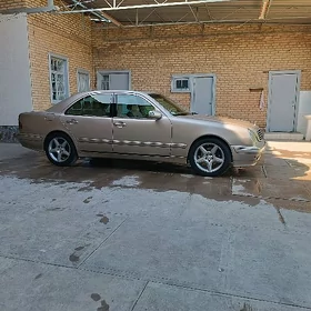 Mercedes-Benz E320 2001