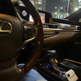 Lexus ES 250 2021