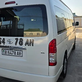 Toyota Hiace 2015