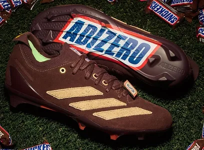 «Не тормози — сникерсни!..»: Adidas превратил Snickers в футбольные бутсы