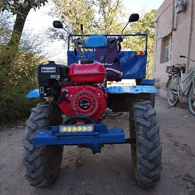 Ýer sürýän traktor