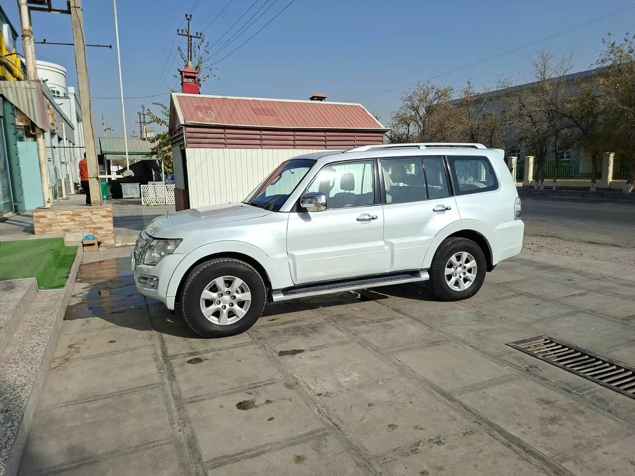 Mitsubishi Pajero 2015 - 1