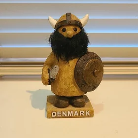 Daniyadan gelen Viking heykel