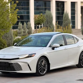 Toyota Camry Hybrid 2025