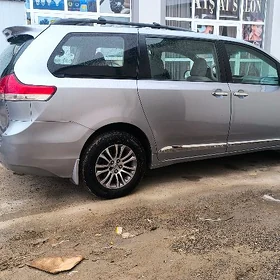 Toyota Sienna 2011