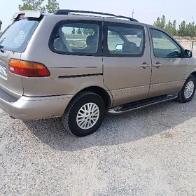 Toyota Sienna 1999