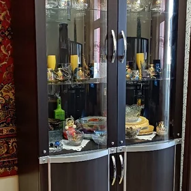 шкаф- со стеклянными дверцами