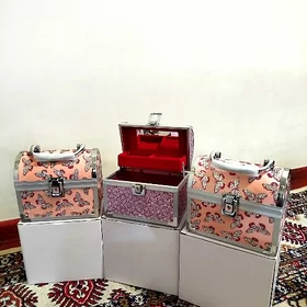 Salynyan gyzyl şkatulka